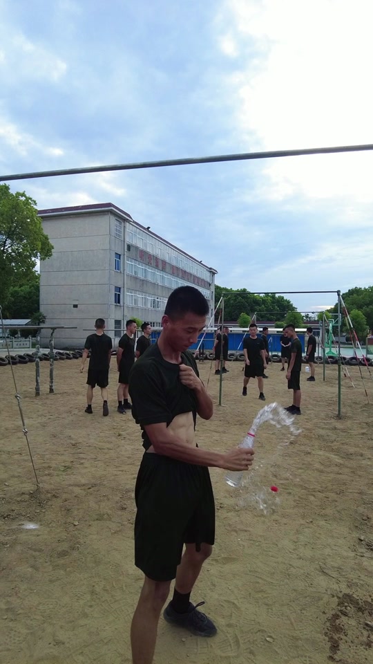 军官腹肌开瓶盖