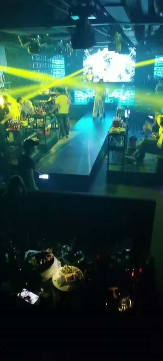 雨濛濛:龙港阿曼达酒吧国庆盛大开业