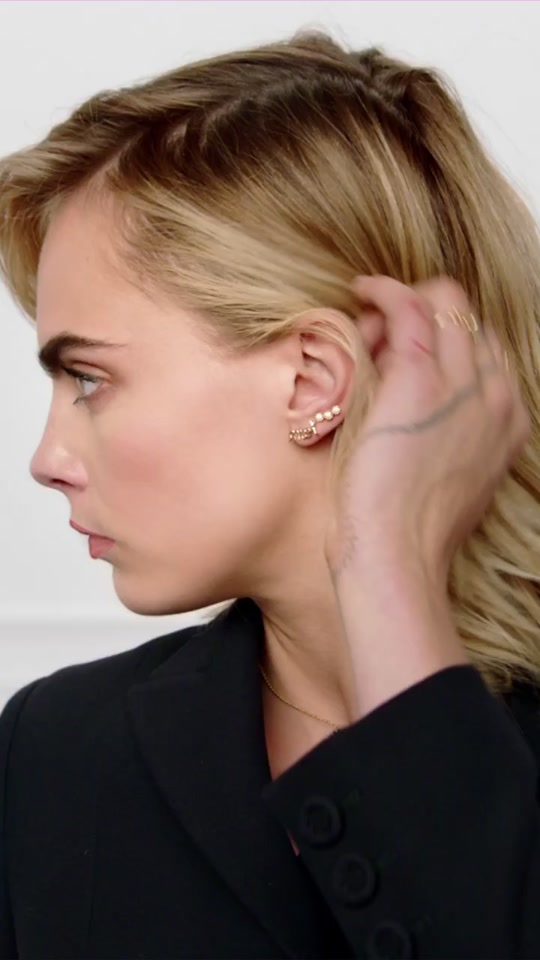 女巫扮演者_卡拉·迪瓦伊魅巫