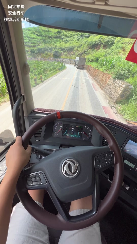 卡车第一视角驾驶山路