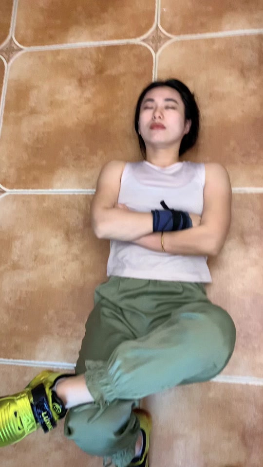 林小胖爱猫猫:小女子这厢有礼了.#举重 @抖音小助手