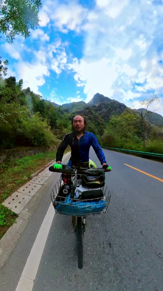 90后阿秋骑行中国不像哪个湖 - 抖音