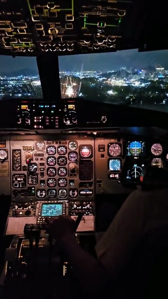 飞机落地驾驶室视角 - 抖音