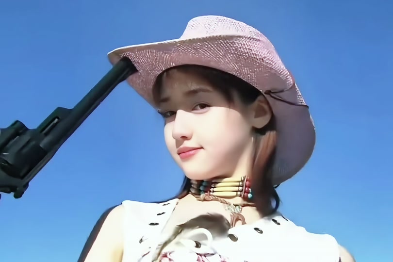 新宿天鹅红衣女演员是谁 - 抖音