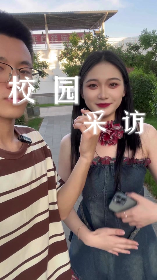 女生模仿男生油腻行为搭讪