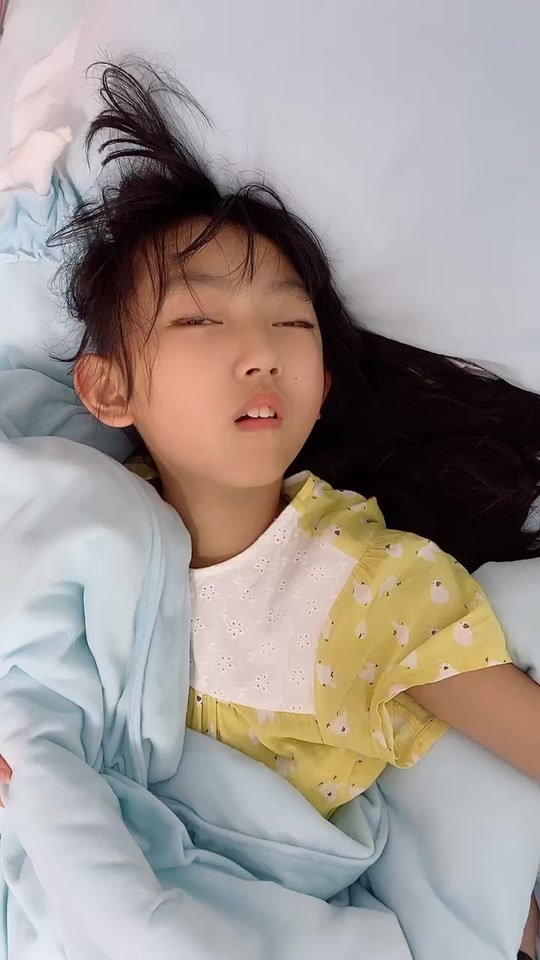 睁眼小女孩_睁眼小女孩表情包_睁眼睡觉的小女孩 - 抖音