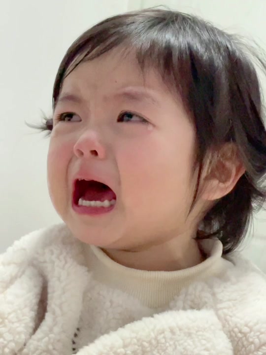 小女孩哭表情包韩国_小女孩哭表情包连一起动态