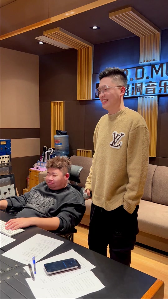 艺人红孩小风有点凉 - 抖音