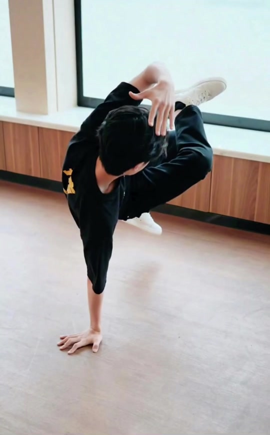 王一博肖战跳舞倒立含义_王一博单手倒立