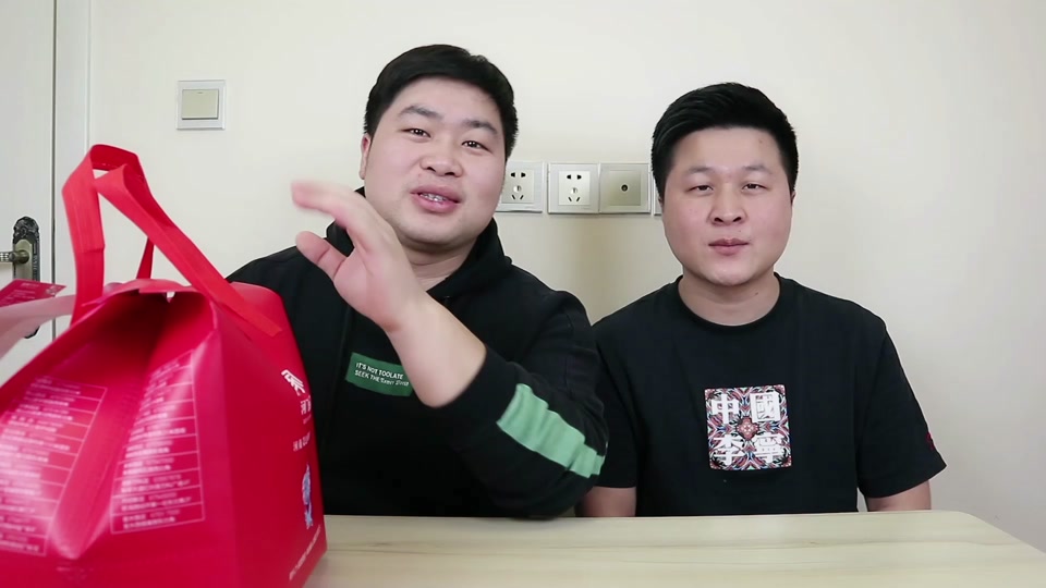 洋仔和大飞在家吃烧烤