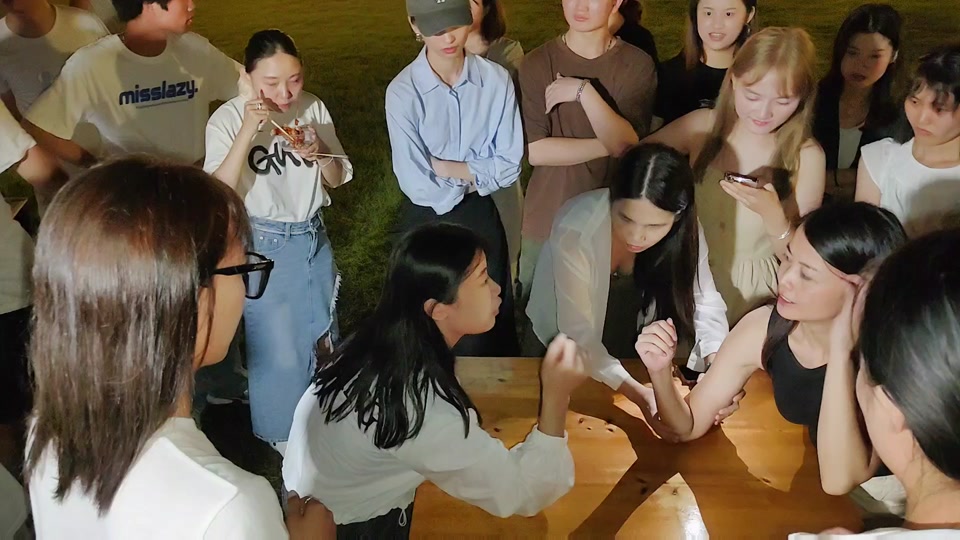 女生主动掰手腕 - 抖音