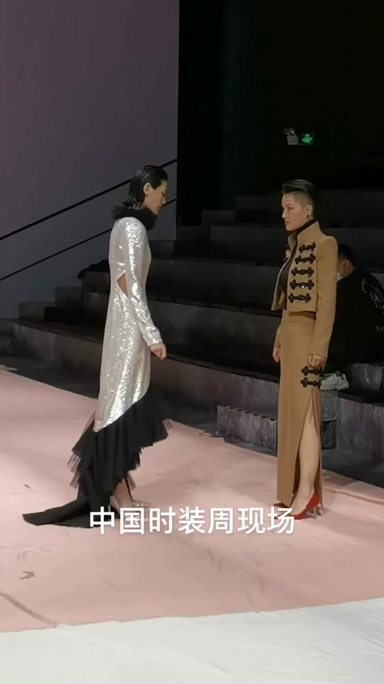 抖音男扮女装模特_抖音上的女装男模特_抖音卖男装女模特