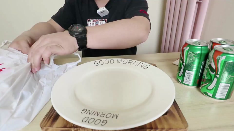 洋仔和大飞在家吃烧烤