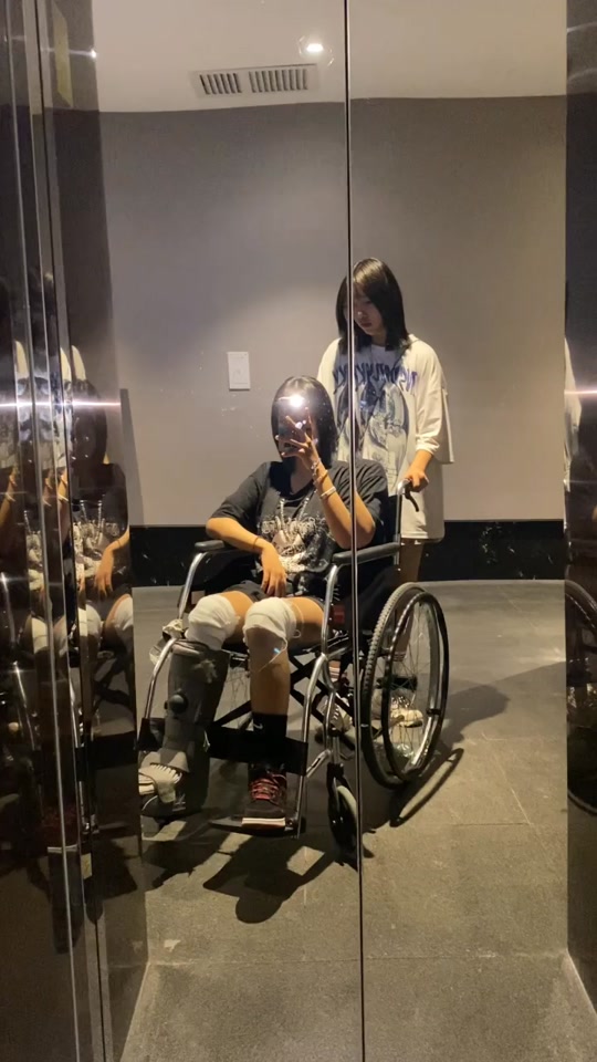 小姐姐腿骨折打石膏坐轮椅断了