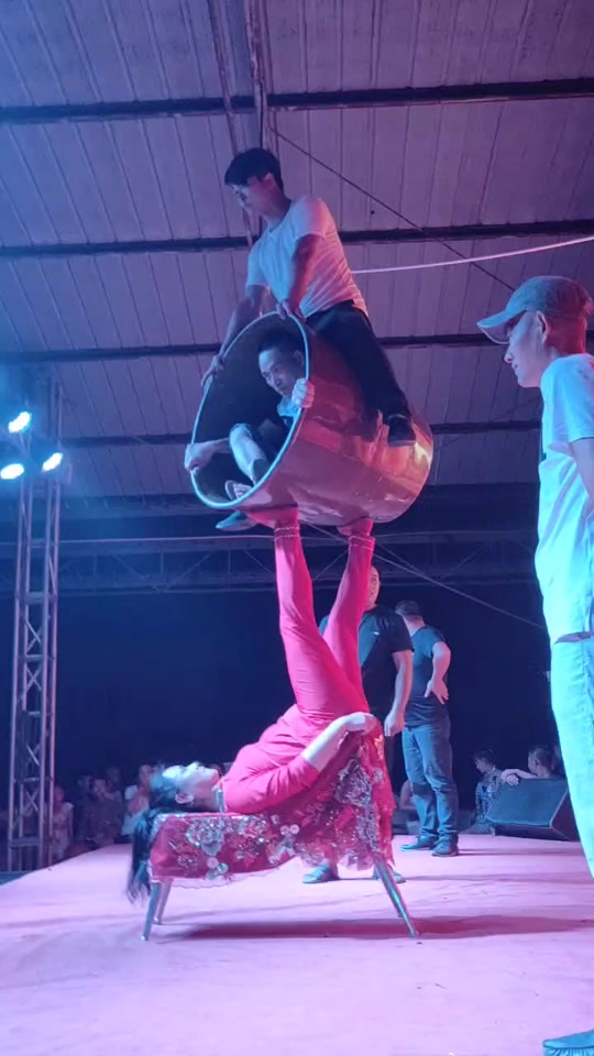 蹬缸杂技第一视角