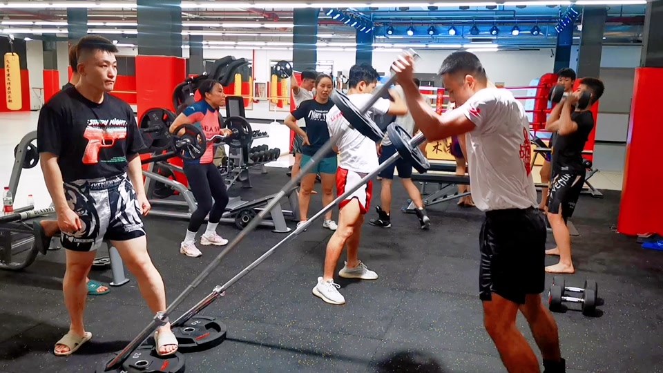 25岁练拳击打比赛晚吗