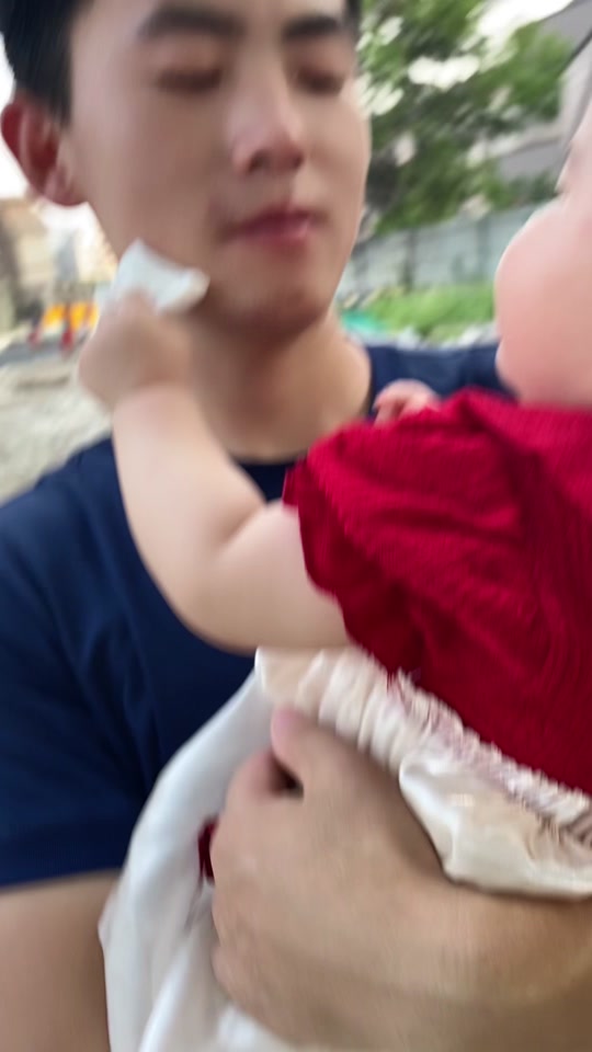 小棉袄帮爸爸擦汗球友叔叔快碎了 - 抖音
