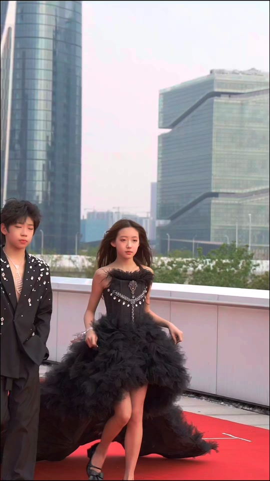 张轶程和33姐走红毯 - 抖音