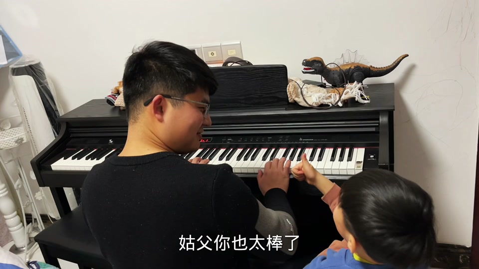 步琳萌带张龙到大哥家拜年