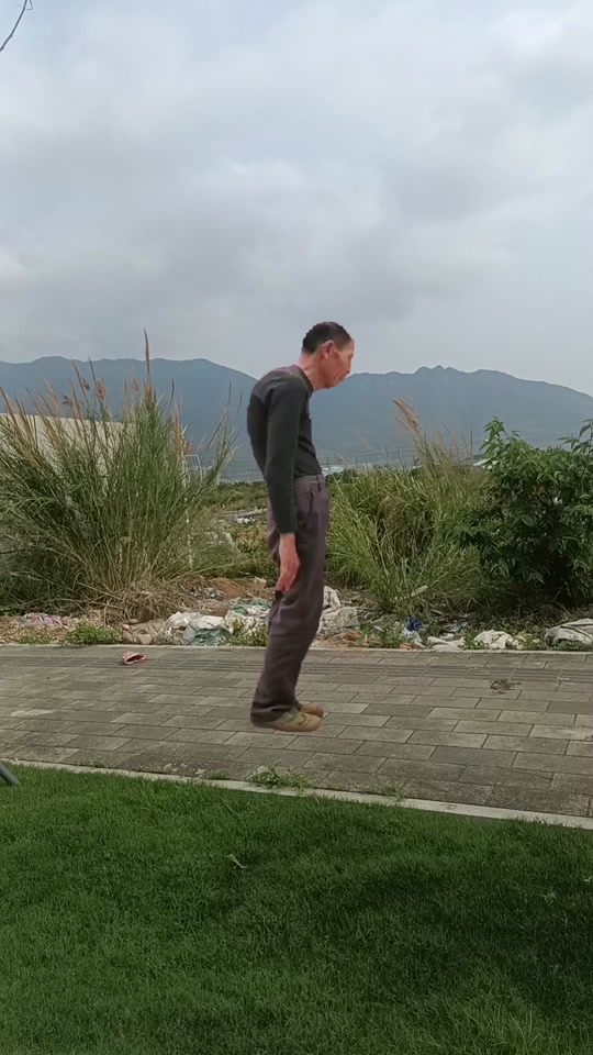 驼背老人跳傣族舞