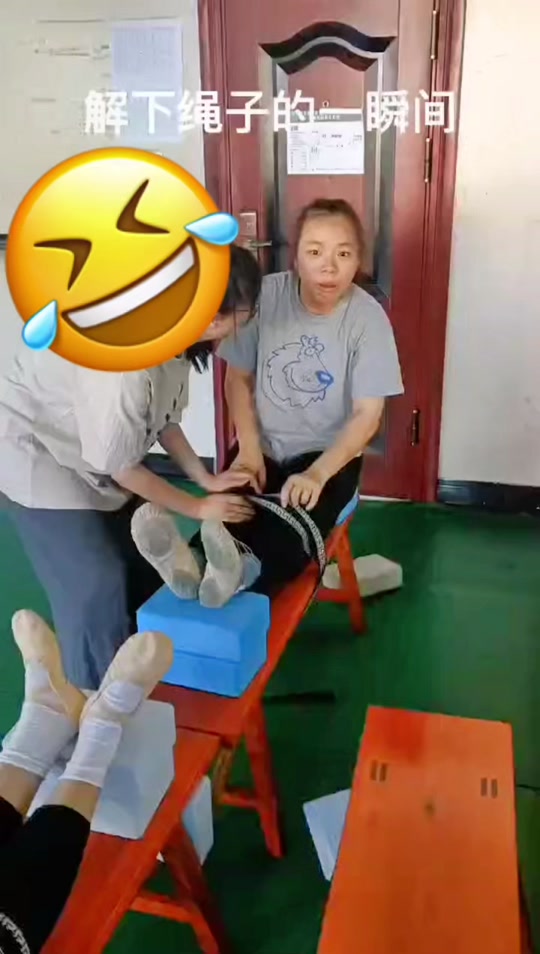 舞蹈生体验老虎凳的感受_老虎凳基本功