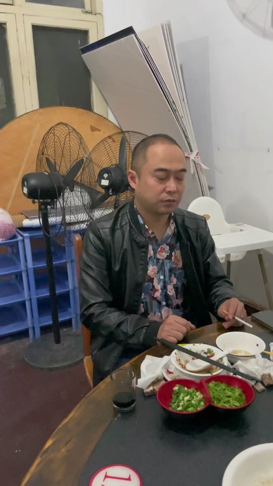 抖音吃烟头=抖音pk吞烟头是真的吗