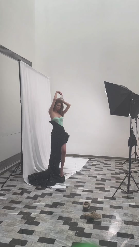 naomi康雅馨搭配衣服与超模拍照 - 抖音