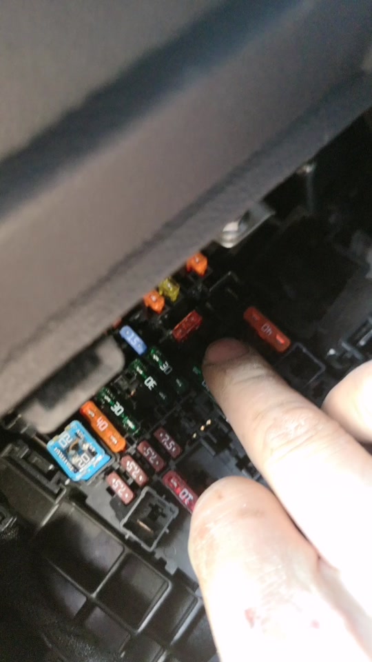 21丰田威驰雨刮喷水电机保险丝在哪