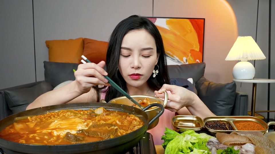 小贝饿了火锅吃播_小贝饿了火锅蘸料