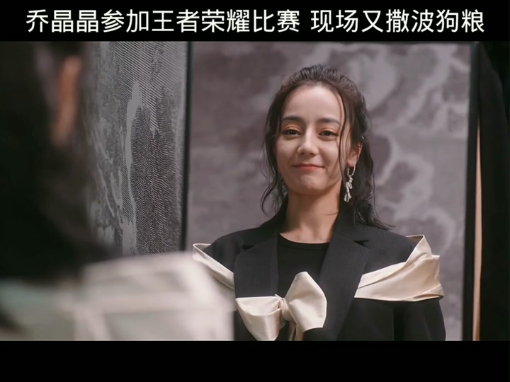 迪丽热巴金色长裙梦回乔晶晶 - 抖音