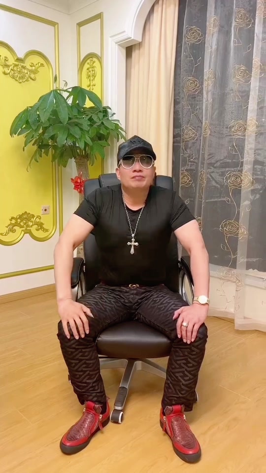 张井生送花姐直升机 - 抖音