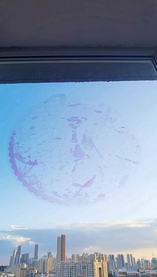 窗花怎么贴玻璃上不掉下来_窗花贴在窗户上揭不下来了怎么办_塑料窗花