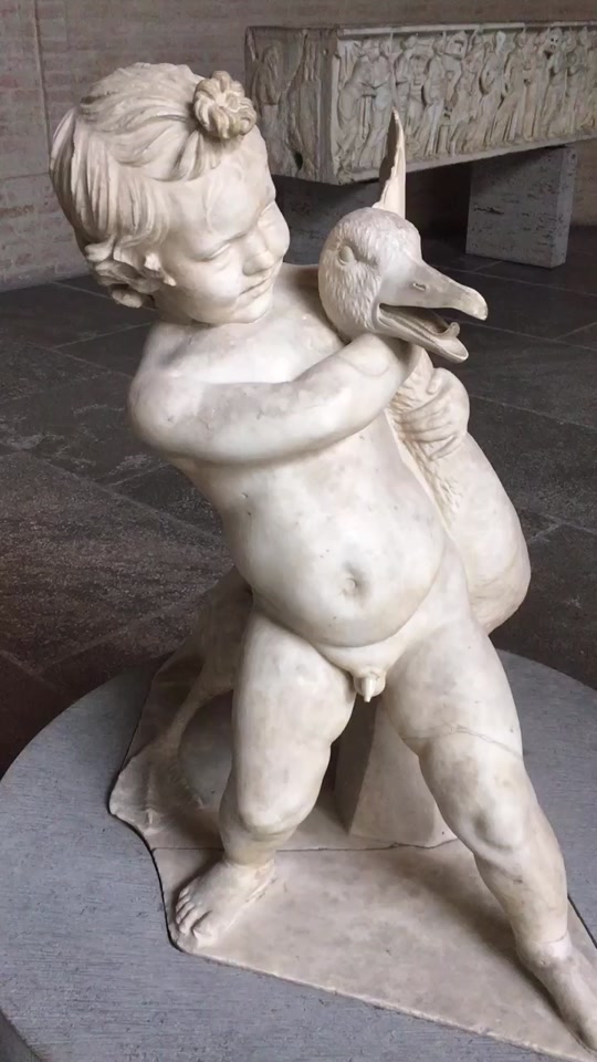 收藏室大鹅雕像怎么摆放_小孩与鹅雕像