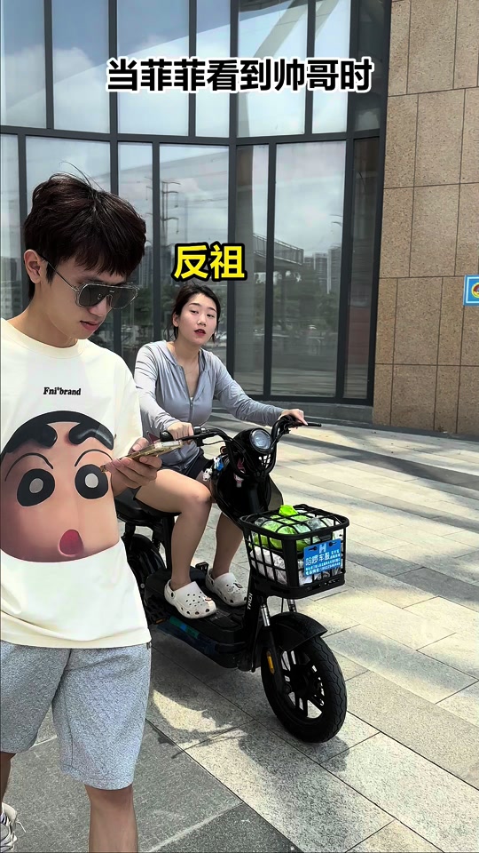 女生模仿男生油腻行为搭讪