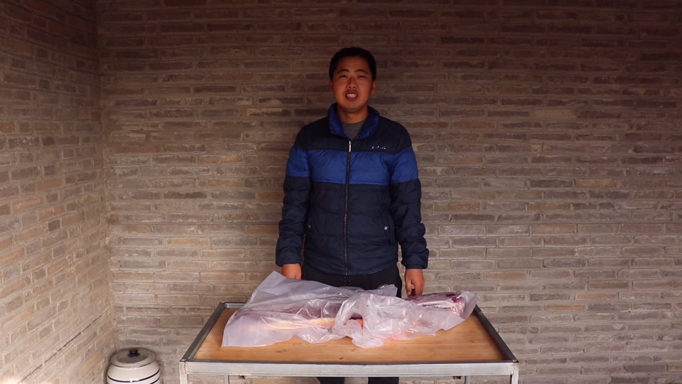 邀请亲戚前来品尝,一家人啃嗨了 #流动小厨 #农村小鹏 #驴蝎子 #炖驴