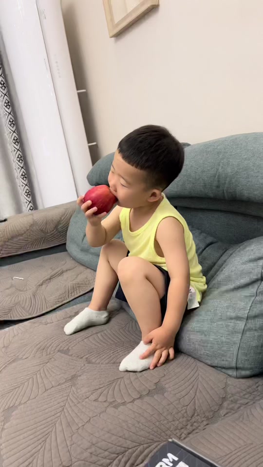 贺一一妈妈背的包_贺一航个人出生简历_贺一一参加综艺 - 抖音