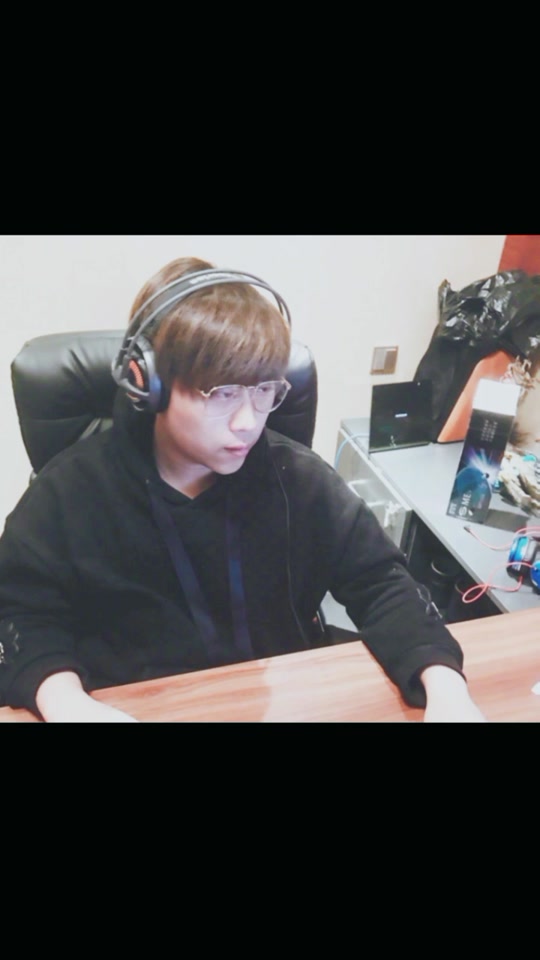 卢本伟老一代丛容