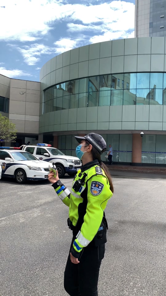 温州网红交警子颜辞职