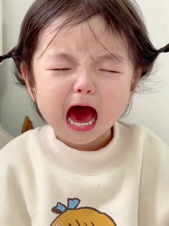 情绪转移萌娃忘记怎么哭了_萌娃哭了可爱女生头像_萌娃大哭的头像