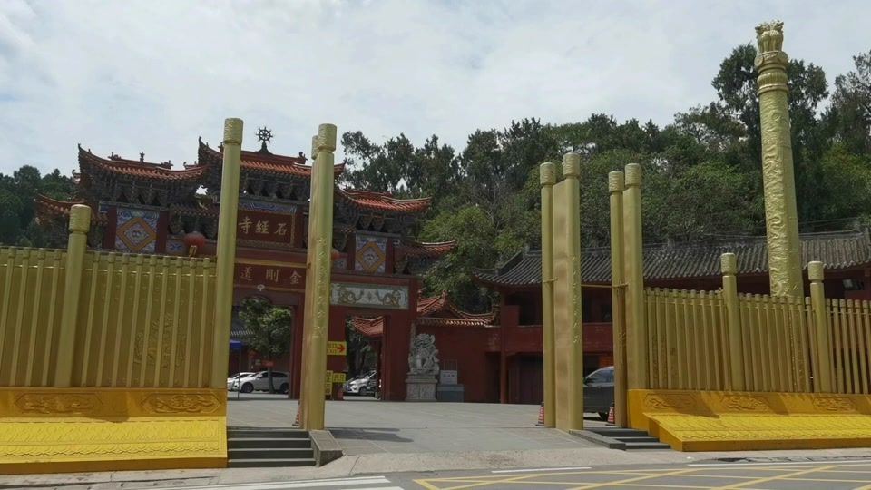 成都石经寺是很显灵的,来这里拜佛的小姐姐络绎不绝,会心想事成