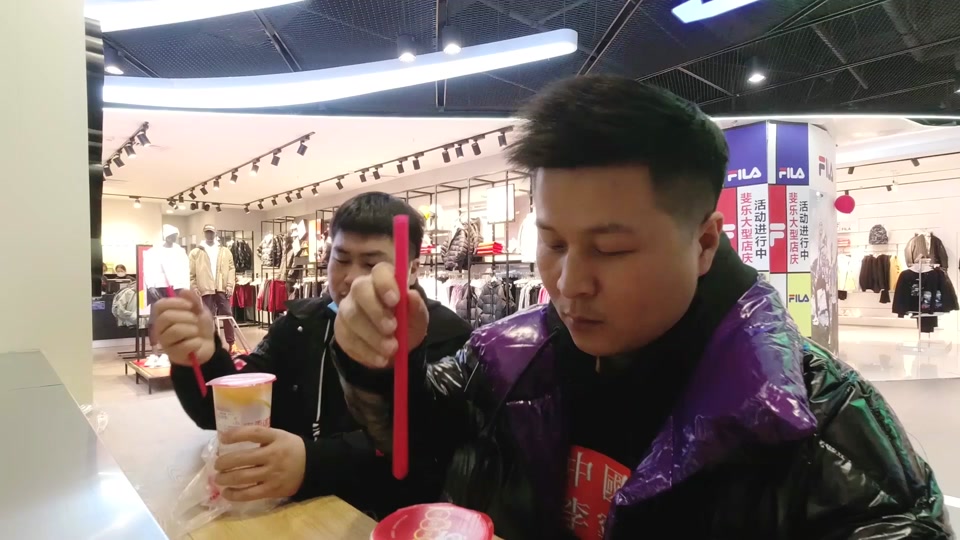 洋仔开箱和陈松连吃4碗米饭_洋仔开箱和陈松吃烧烤_洋仔带陈松吃东西