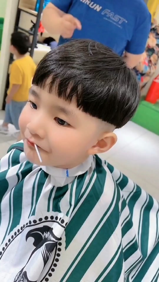 老年人蘑菇头的剪法