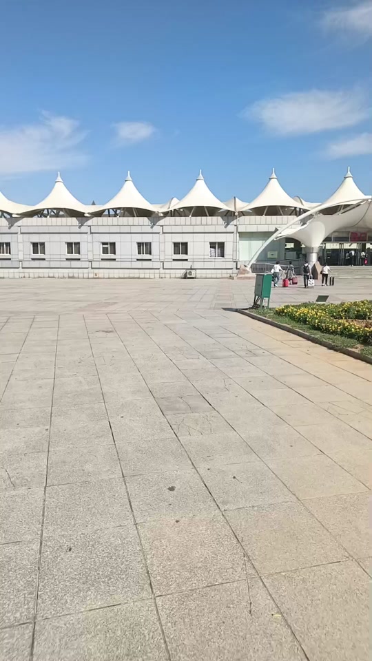 521(拒私聊):金石滩轻轨终点站外广场.