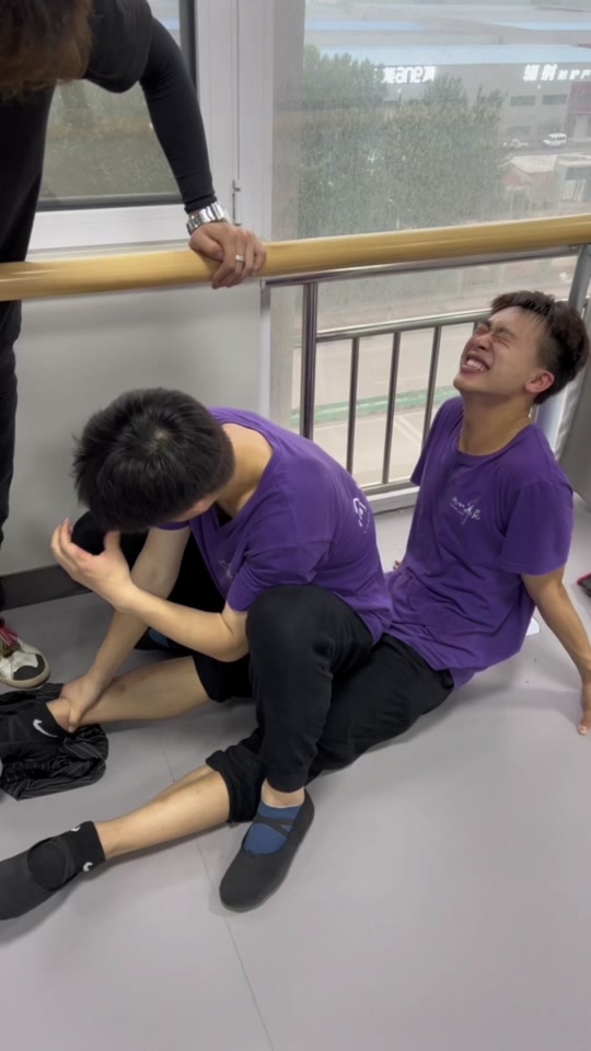 舞蹈生体验老虎凳的感受_老虎凳基本功