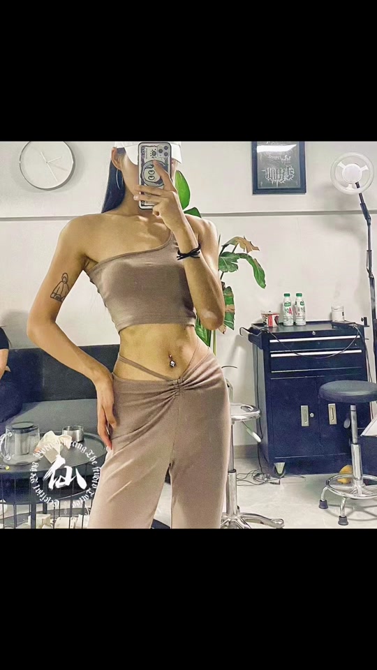 美女在腹肌上钉100个钉子_用钉子钉腹肌_钉子刺腹肌肚脐训练 - 抖音