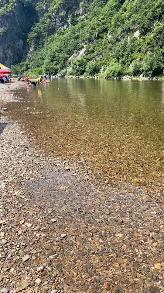 杨鸣一家去抚顺二道河游玩