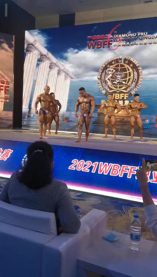 健美比赛男子搞笑
