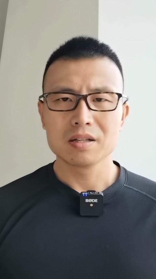 滑沙摔倒的领导是谁