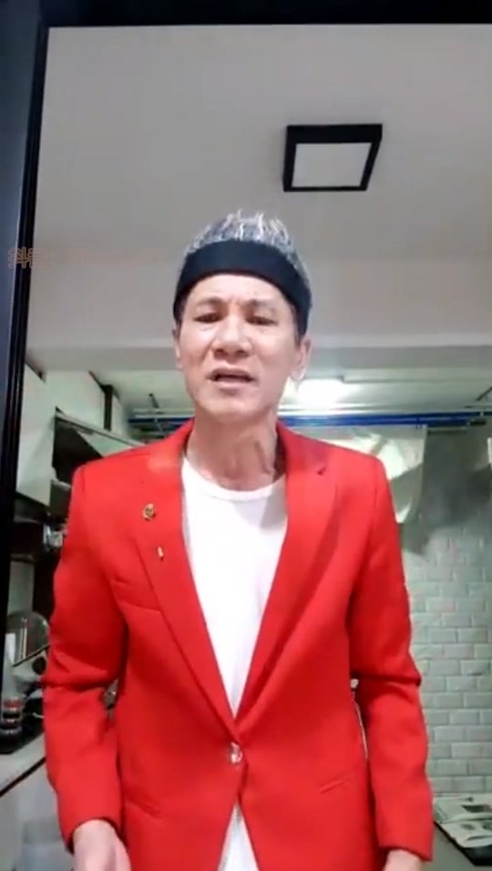 王雷卖鱼哥指人表情包_卖鱼王雷表情包空港_王雷卖鱼记表情包 - 抖音