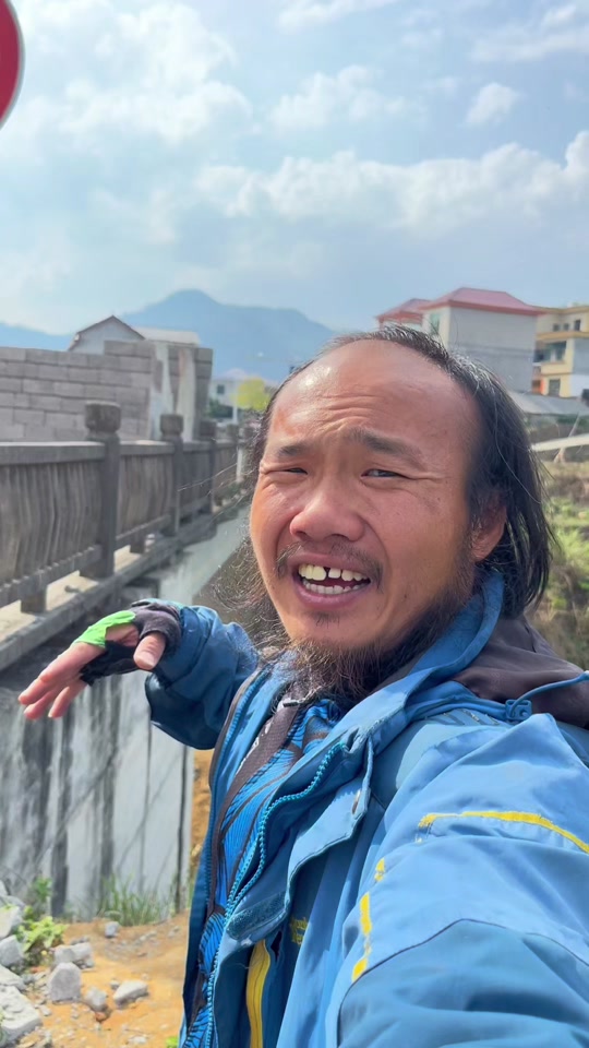 90后阿秋骑行中国不像哪个湖 - 抖音